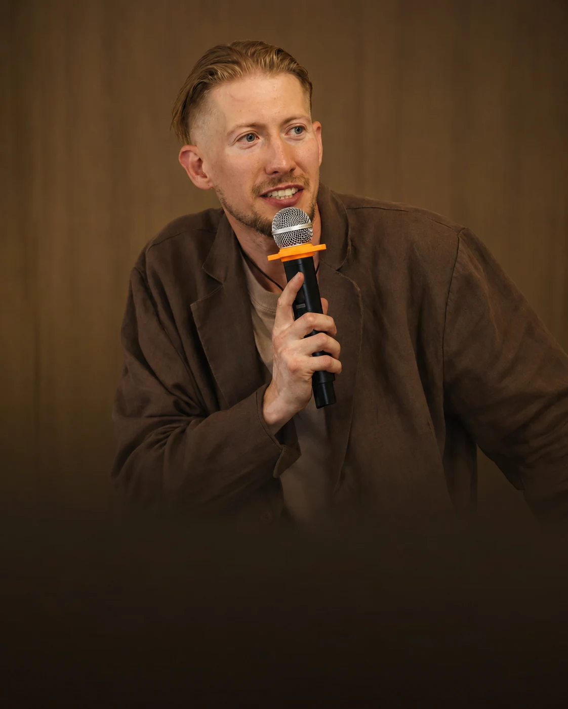 Никита Вахрушев с микрофоном